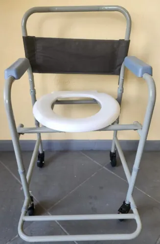 Vendo cadeira de banho dobrável higiênica com rodas, super nova!!! Usado poucas vezes.