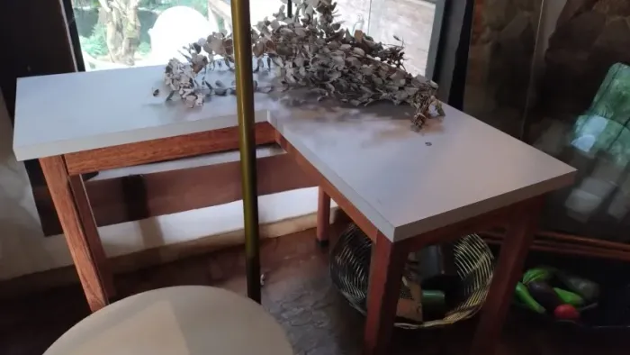 Mesa de trabalho em madeira e MDF
