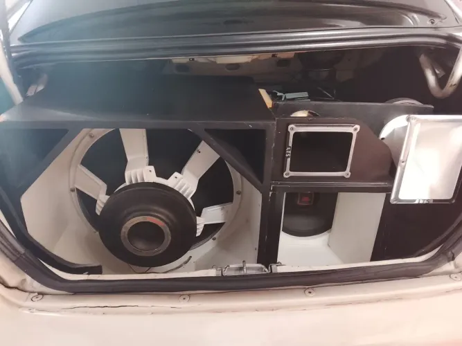 Caixa de som com amplificador e bateria completo