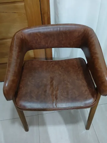Cadeira de couro e madeira maciça, 4und