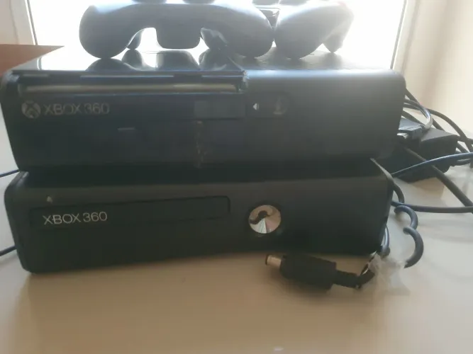 Combo 2 Xbox 360 (Slim e Super Slim) + 2 Controles + Cabos Completo - VENDO OU TROCO