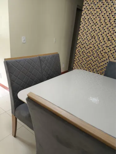 Vendo mesa de jantar com tampão de vidro