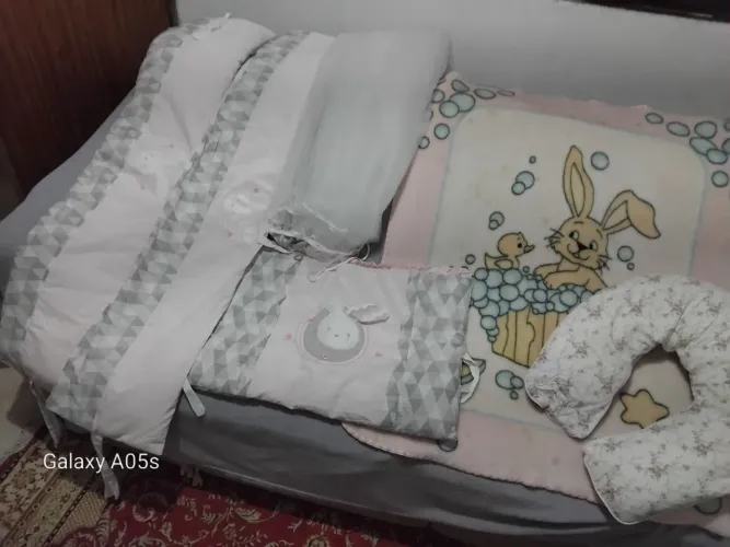 Itens para berço de bebê menina