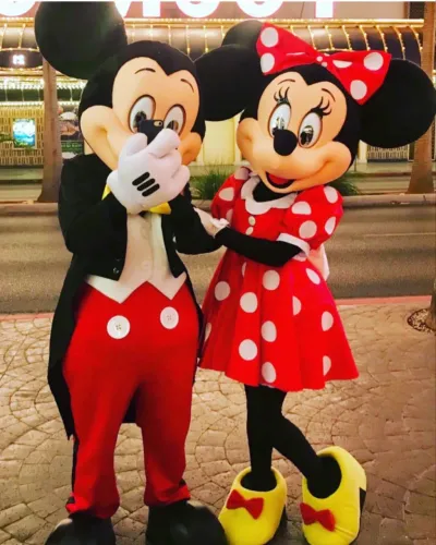 Figurino Tamanho Real Mickey e Minie em trajes Temáticos