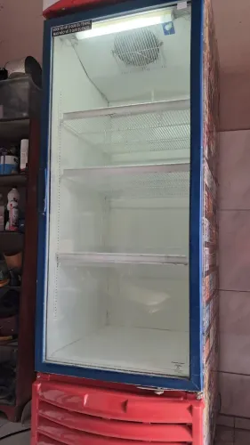 Freezer Expositor vertical refrigerando perfeitamente
