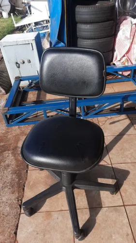 Cadeira escritório base relax pistão hidraúlico rodinha mais com pequeno detalhe no corvim