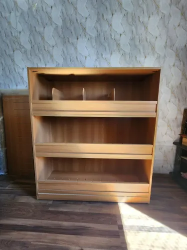 Estante para livros e afins.