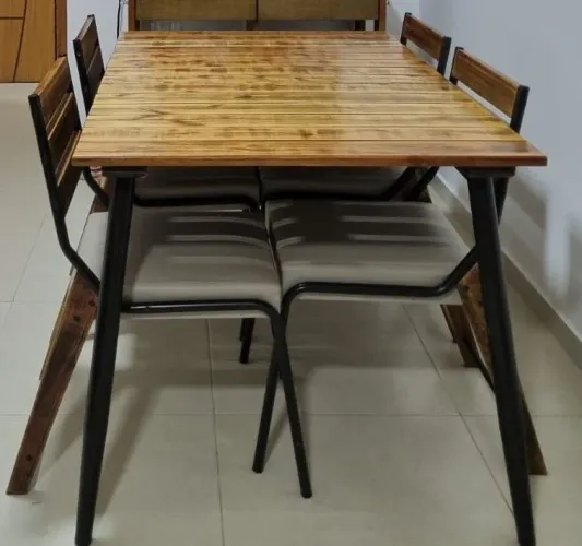 Jogo de 4 cadeiras com linda mesa rústica. 