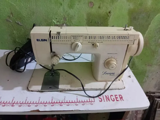 Maquina de costura reta singer