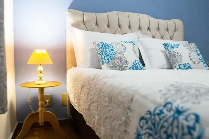 Kit Peseira de Cama Casal com 2 Capas de Almofadas Arabesco Azul e Branco