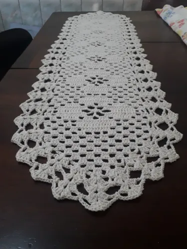 Caminho de mesa em crochê feito a mão