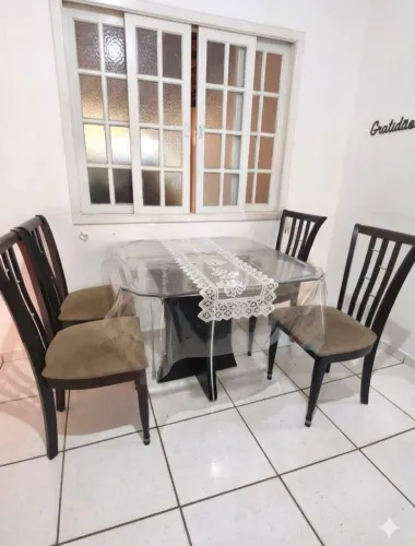 Conjunto de cadeiras com a mesa