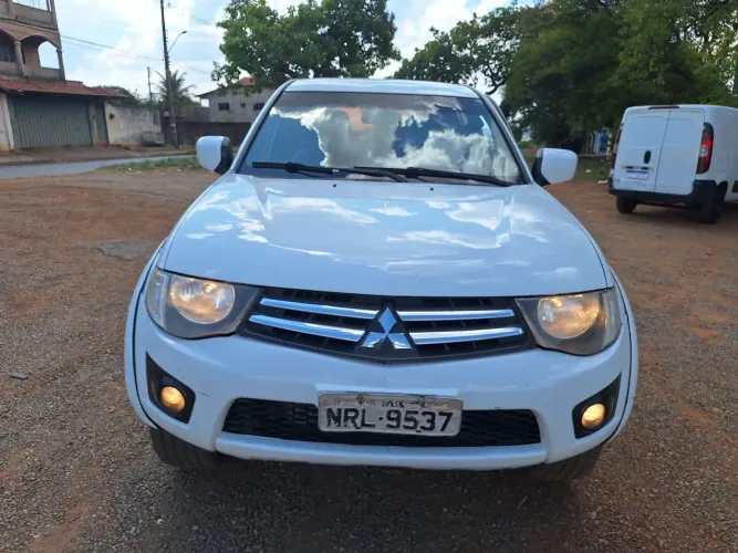 Mitsubishi L200 Triton GL 3.2 CD TB Int. Dies. Mec. 2014