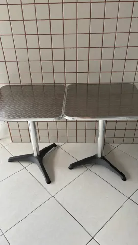 Conjunto com 2 mesas em alumínio + 8 cadeiras com estrutura de alumínio