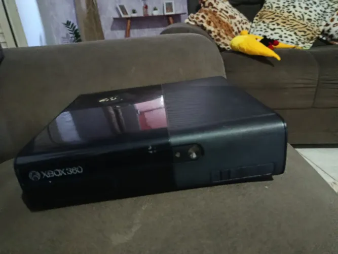 Xbox 360 super slim desbloqueado 2 controles com jogos inclusos HDMI 500 gb