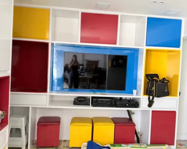 Brinquedoteca Planejada + Painel de TV + Nichos Coloridos (Completo)