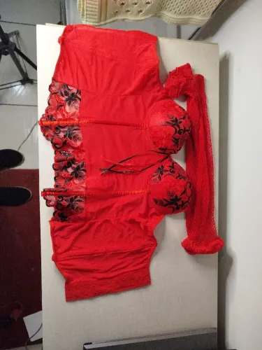 Espartilho vermelho acompanha meias