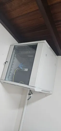 Rack de Parede Para escritório com porta de vidro