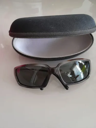 Óculos de Sol design arrojado marca Pierre Cardin, para usar praia, piscina, passeios