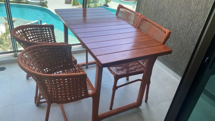 Mesa retangular, disponível em tamanhos. 