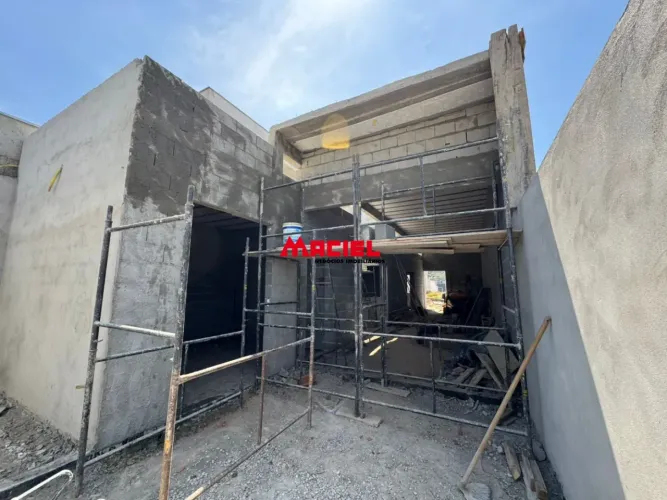 Casa ampla em construção no Portal dos Pássaros