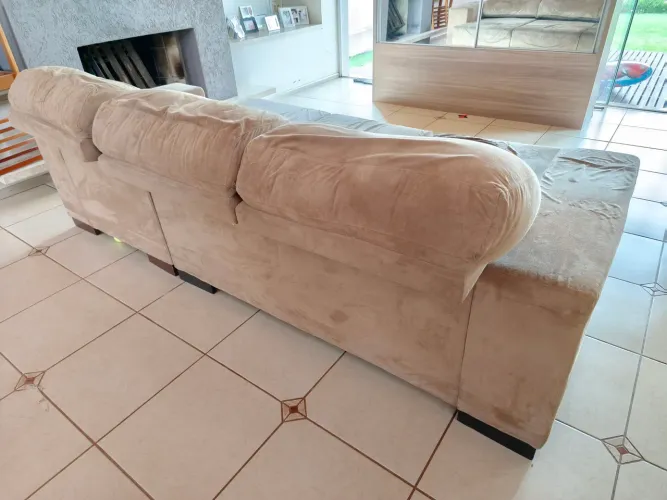 Sofá grande com encosto e chaise longue reclináveis.