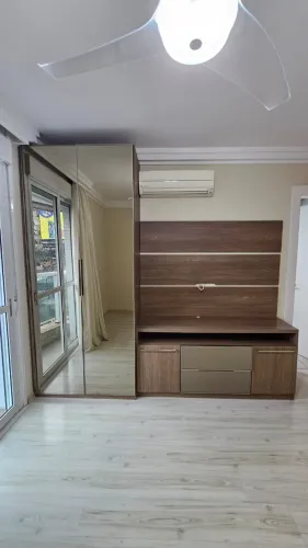 Painel de TV com gavetas