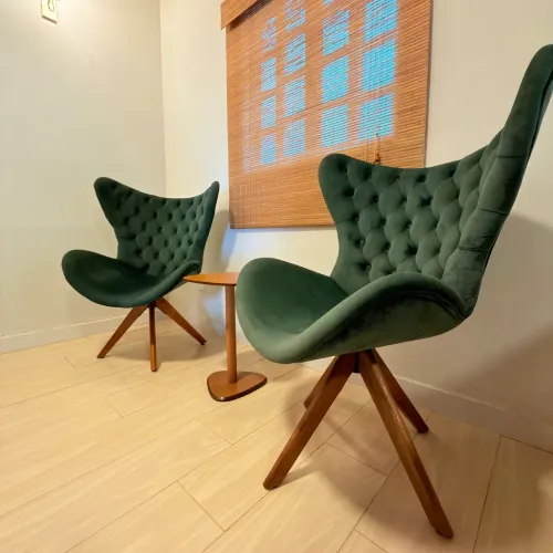 2 Poltronas giratórias pes em madeira 