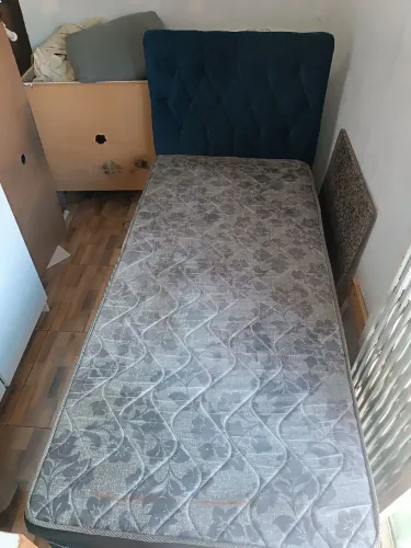 Cama de solteiro com cabeceira