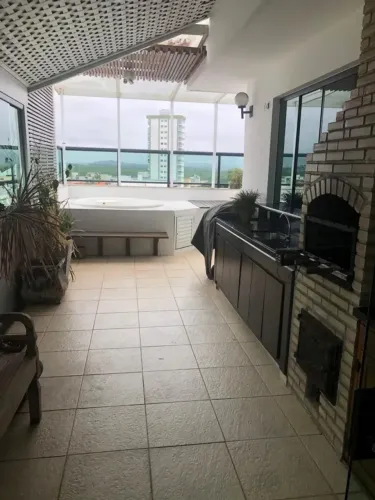 Cobertura reformada no Centro de macae com lazer privativo