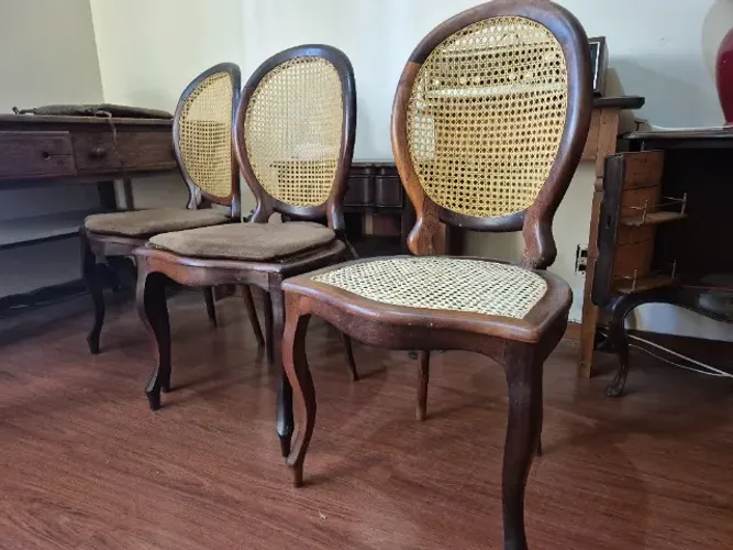 3 Cadeiras de palhinha, R$ 180 cada.