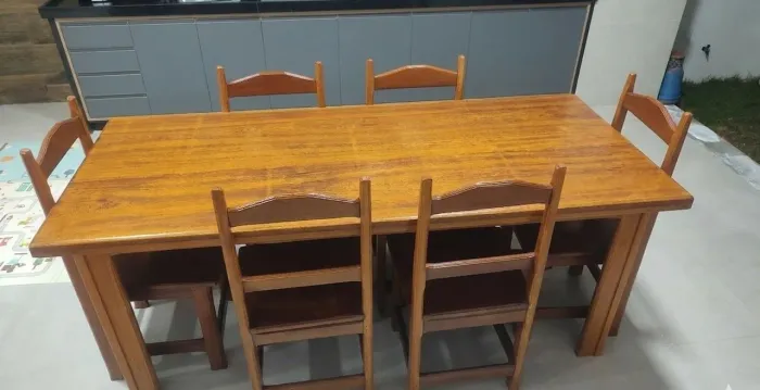 Vendo mesa jantar e 7 cadeiras madeira maciça paraju