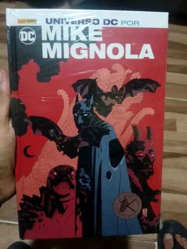 Hq Universo DC por Mike Mignola