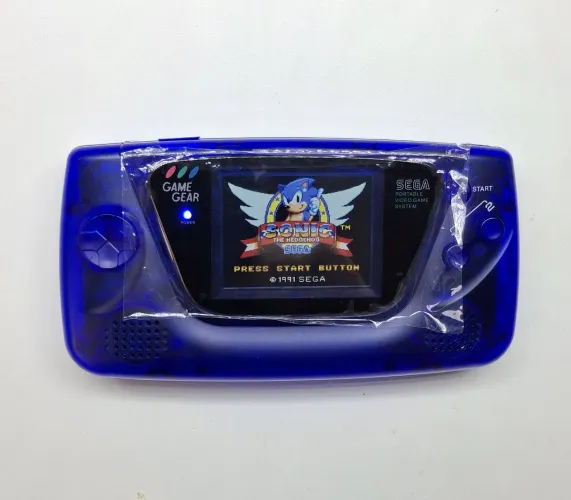 Game Gear azul-safira com tela IPS, fonte e um jogo