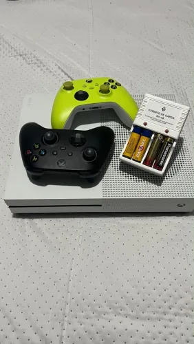 xbox one s 512 gb, 2 controle nova geração e carregador de pilha monitor teclado e mouse
