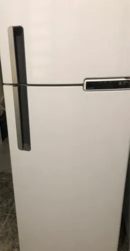 Uma Geladeira semi novo