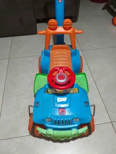 Carrinho de brinquedo andador