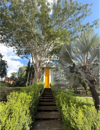 Sobrado mobiliado com 1250m2 lote, construída 583m2, 4 suítes e piscina aquecida.
