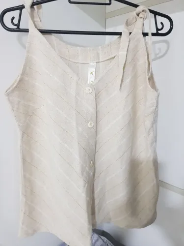 Blusa de Alça com tiras para laço! Cor: Bege Claro com fios dourados.