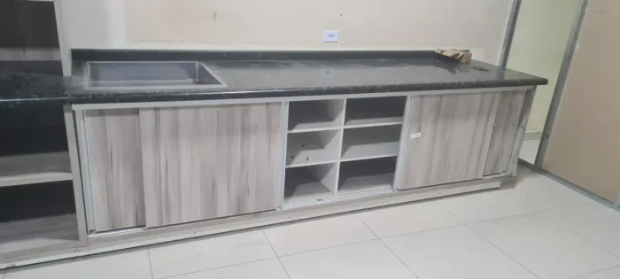 Balcão com tampa de mármore