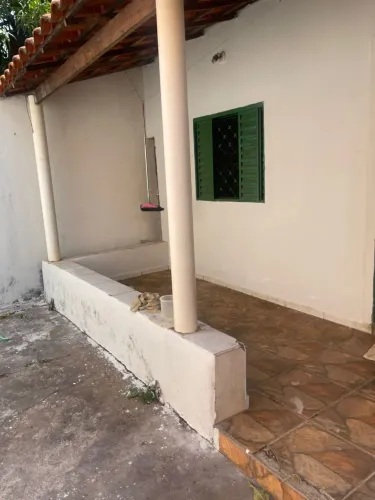 Alugo casa de fundo