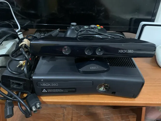 Xbox 360 Slim 250GB , desbloqueado + Sensor Kinect (Completo na Caixa+ + Jogos Lacrados!)