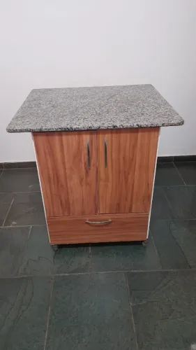 Armário multiuso com tampo de granito