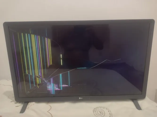 TV LG ISMART 32 com tela quebrada 