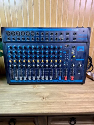 Mesa de Som ONEAL Omx12 USB 12 Canais Bivolt