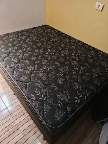 Cama de casal em ótimo estado