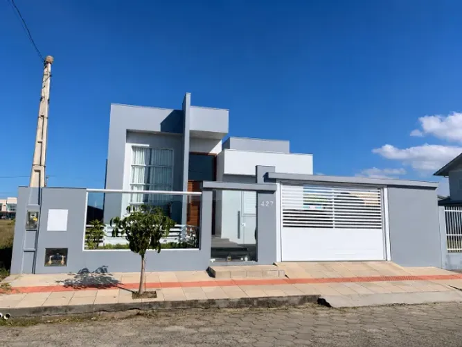 Ampla casa na praia do Paiquerê