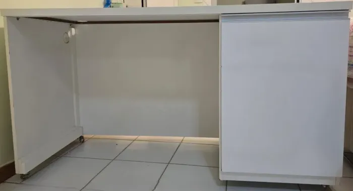 Mesa de escritório em MDF com armário lateral