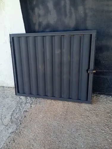Vendo ,portão pequeno de ferro com chapa ondulada. *