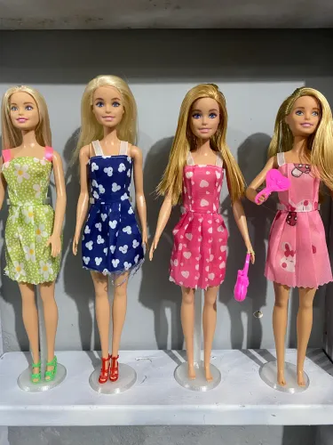 Lote de 4 Barbies cada uma tem acessórios porém tem uma que tá com tinta aceito ofertas